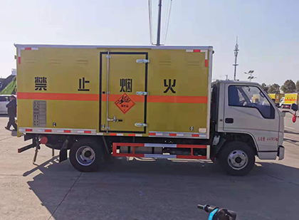 巴东爆破器材运输车工人安全操作规范与智能技术保障